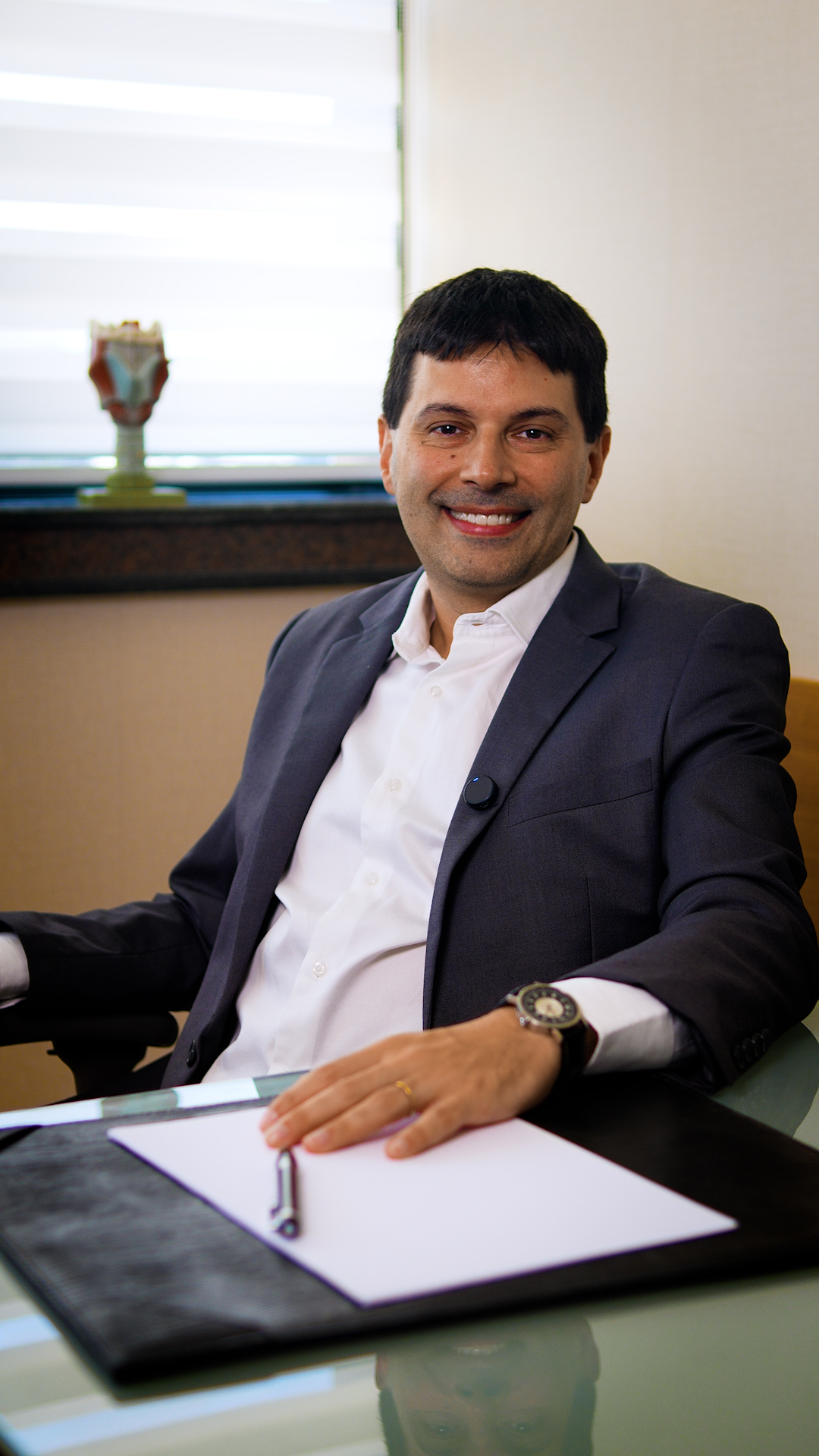 Dr. Marcello Deboni em seu consultório